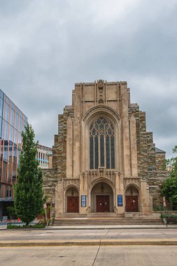 Washington D.C., ABD - 21 Mayıs 2025. Gotik tarzı kemerli camları ve üçlü kapısı olan taş kilise..