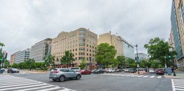 Washington D.C., ABD - 21 Mayıs 2025. Kalabalık şehir kavşağı ortası ofis binaları ve dükkanlarla çevrili..