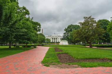 Washington D.C., ABD - 21 Mayıs 2025. Beyaz Saray 'ın Lafayette Meydanı' ndan uzak manzarası ve önünde bir anıt var..
