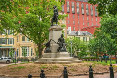 Washington D.C., ABD - 21 Mayıs 2025. Tarihi Kosciuszko heykeli binalar ve yemyeşil alanlarla çevrili.