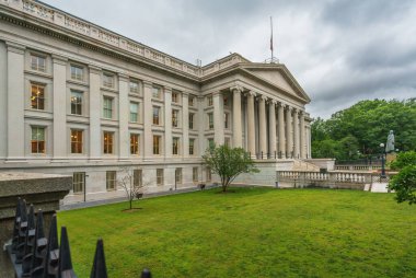 Washington D.C., ABD - 21 Mayıs 2025. Büyük sütunları ve iyi manikürlü çimenleri olan devlet tarzı neoklasik bir bina..