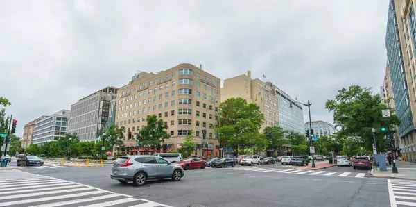 Washington D.C., ABD - 21 Mayıs 2025. Kalabalık şehir kavşağı ortası ofis binaları ve dükkanlarla çevrili..