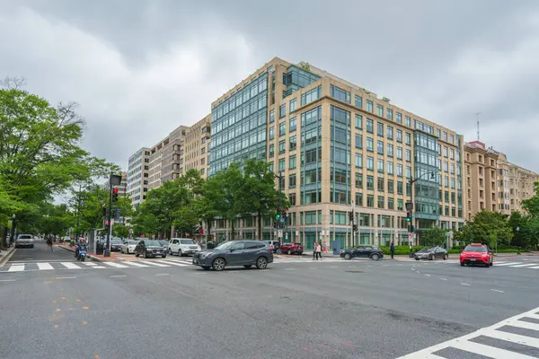 Washington D.C., ABD - 21 Mayıs 2025. Geniş şehir caddesi modern cam binalar ve şehir trafiği ile dolu..