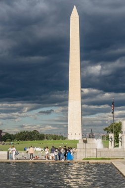 Washington D.C., ABD, - 23 Mayıs 2025 Yükselen Washington Anıtı, karanlık ve kasvetli bir gökyüzüne karşı dramatik bir şekilde yükseliyor.