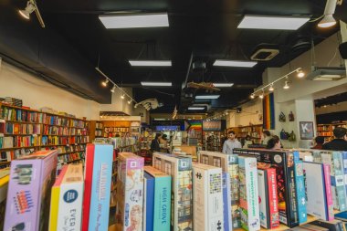 Washington D.C., ABD, - 23 Mayıs 2025 - Kramers kitaplarının içinde parlak ışık altında kitap raflarını gösteren davetkar bir iç mekan