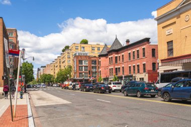 Washington D.C., ABD, 23 Mayıs 2025, Trafik ve insanlar tarihi ve modern binalarla dolu kalabalık caddeleri canlandırıyor.