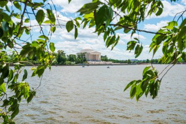 Washington D.C., ABD, 24 Mayıs 2025. İkonik anıtı huzur veren bir güzellikle çerçeveler..