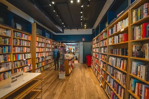 Washington D.C., ABD, - 23 Mayıs 2025 - Kramers 'ı hoş karşılayan kitapçının geniş dış görünüşü