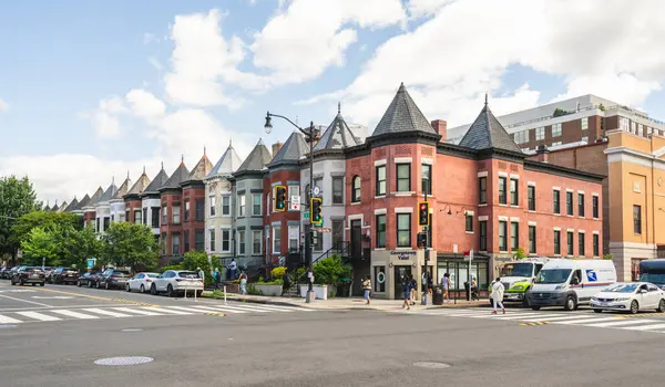 Washington D.C., ABD, - 23 Mayıs 2025, Georgetown 'un göbeğindeki işlek bir caddede tepe tavanlı renkli tarihi evler.