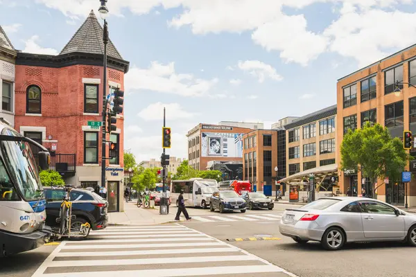 Washington D.C., ABD, 24 Mayıs 2025. Şehir kavşağı 13. Cadde, NW ve U Caddesi yakınlarındaki trafikte yoğunlaşıyor..
