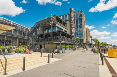 Washington D.C., ABD - 24 Mayıs 2025. Ziyaretçiler Rıhtım sahili boyunca restoran ve modern binaların keyfini çıkarıyorlar..