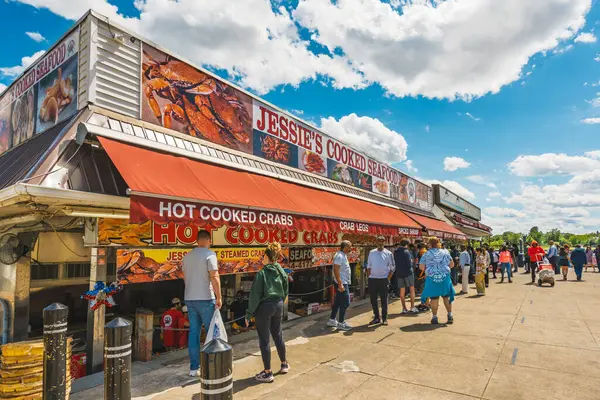 Washington D.C., ABD - 24 Mayıs 2025. Jessie Taylor Deniz Ürünleri tarihi Maine Bulvarı Balık Pazarı 'nda taze deniz ürünleri seçimleri sergiliyor.