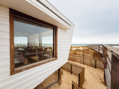 Sahile bakan restoranlar kumlu kumullara ve okyanus manzaralarına bakıyor..