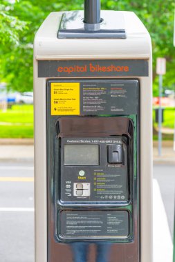 Washington D.C., ABD, 25 Mayıs 2025. Büyük Bikeshare kiosku oranlarını ve motor çıkış talimatlarını gösterir.