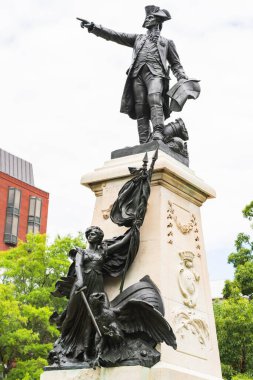 Washington D.C., ABD, 25 Mayıs 2025. Rochambeau 'nun bronz heykeli, kadın figürü ve kırmızı tuğlalı tarihi bir binanın önünde bir kartal..