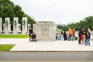 Washington D.C., ABD, 26 Mayıs 2025. 2. Dünya Savaşı Anıtı, taş sütunlar ve granit plazalarla çevrili..