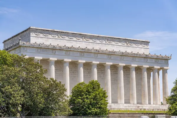Washington, D.C., ABD, Mayıs 26, 2025. Lincoln Anıtı, Washington 'da yemyeşil yemyeşil bir gökyüzünün altında dimdik duruyor..