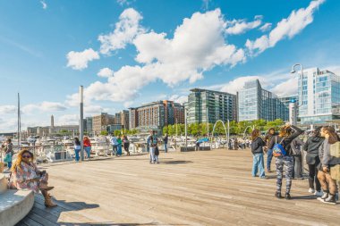 Washington D.C., ABD - 24 Mayıs 2025. Rıhtım limanı güneşli bir günde hareketle uğulduyor. Lüks tekneler, rıhtımlar ve rıhtım boyunca çarpıcı modern mimari eserlerle dolu..