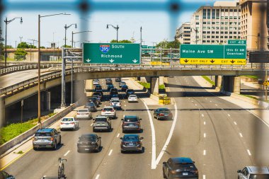Washington D.C. - 24 Mayıs 2025. Yoğun yollarda aydınlık bir yaz günü boyunca eyaletler arası trafik işaretleri ve çıkışlar..