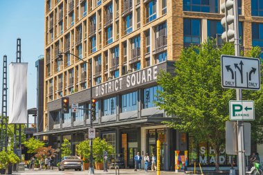 Washington D.C., ABD - 24 Mayıs 2025. Ziyaretçiler, Rıhtımdaki popüler Ben ve Jerry 'lerde güneşli bir ikindi yemeğinin tadını çıkarıyorlar..