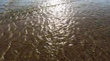 Kristal berraklığında dalgalar yumuşak, kumlu kumsalla buluşur. Yüksek kalite 4k görüntü