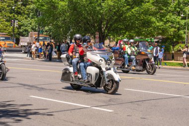 Washington D.C., ABD, 25 Mayıs 2025. Anma Günü motosiklet geçit töreninde iki bisikletli turist caddede kuyruk oluyor..