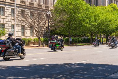 Washington D.C., ABD, 25 Mayıs 2025. Bir Anma Günü konvoyu sırasında motosikletliler Washington şehir merkezindeki gölgeli bir caddede geziyorlar..