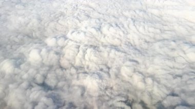 Uçuş sırasında yukarıdan çekilen kalın tüylü bulut örtüsü. Yüksek kalite 4k görüntü