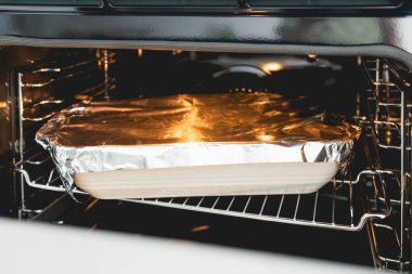 Folyo kaplı fırının orta rafına konmuş fırın..