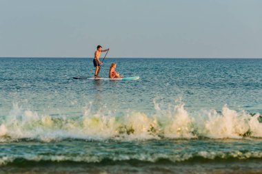 Manta Rota, Portekiz, 18 Ağustos 2025. Sakin denizde kürek çeken çift.
