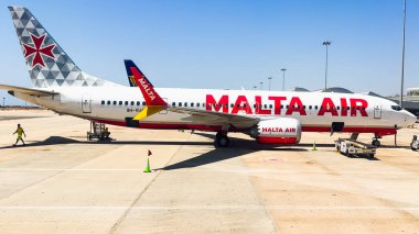 Faro, Portekiz, 25 Temmuz 2025. Bir Malta Air uçağı rampada görünür marka ve ekipmanlarla duruyor..