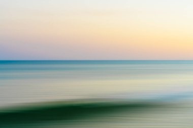 Gökyüzünün altındaki bulanık dalga