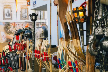 Castro Marim, Portekiz, 29 Ağustos 2025. Oyuncak kılıçlar, miğferler, yaylar ve topuzlar Castro Marim 'deki bir ortaçağ festival pazarında satışa sunuldu..