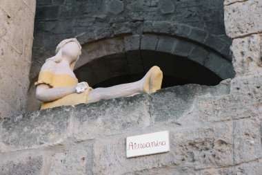 Sassi di Matera 'nın mimari detayları Matera şehrinin tarihi bir bölgesidir. Belvedere di Murgia Timone, Basilicata, İtalya' daki antik mağara evleri ile ünlüdür.