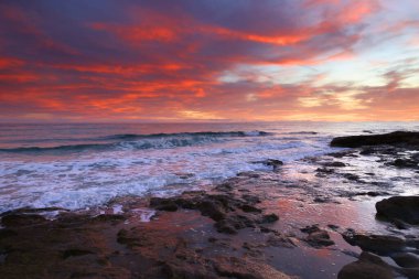 Gelibolu İtalya, Avrupa yakınlarındaki deniz kıyısında muhteşem günbatımı sahnesi