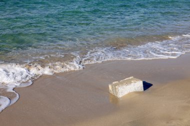 İtalya, Apulia 'da deniz kıyısında, zümrüt yeşili deniz suyu, mavi gökyüzü ve beyaz bulutlar. Tropik cennet kumsalı konsepti üzerine yaz tatili. Su sıçraması dalgası. Yaz titreşimleri.