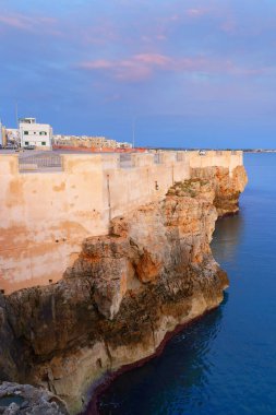 Büyüleyici ve romantik tarihi şehir Polignano a Mare, Apulia, Güney İtalya, Avrupa