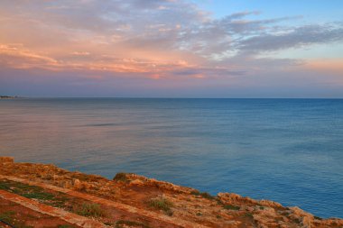 Polignano 'da gündoğumu renkleri Puglia, İtalya ve Avrupa' da bir Mare tatil beldesi