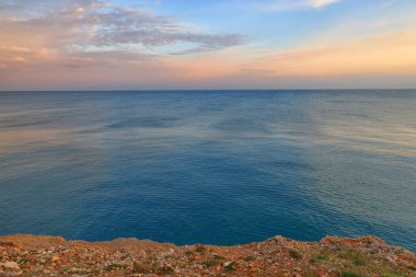Polignano 'da gündoğumu renkleri Puglia, İtalya ve Avrupa' da bir Mare tatil beldesi