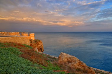 Büyüleyici ve romantik tarihi şehir Polignano a Mare, Apulia, Güney İtalya, Avrupa