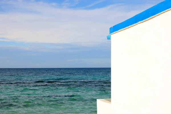 エメラルドグリーンの海の水と青い空と白い雲と イタリアのプーリア州の海でビーチ トロピカルパラダイスビーチのコンセプトで夏休み 水のスプラッシュのリップル 夏の波 — ストック写真