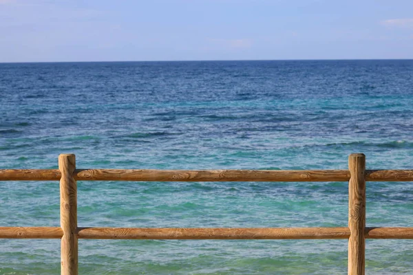 エメラルドグリーンの海の水と青い空と白い雲と イタリアのプーリア州の海でビーチ トロピカルパラダイスビーチのコンセプトで夏休み 水のスプラッシュのリップル 夏の波 — ストック写真