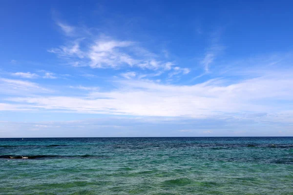 Praia Beira Mar Apúlia Itália Com Água Mar Verde Esmeralda — Fotografia de Stock