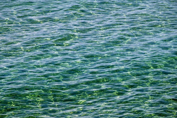 澄んだ海の水のテクスチャの空中ビュー 自然な青の背景 青い水の反射 地中海 — ストック写真