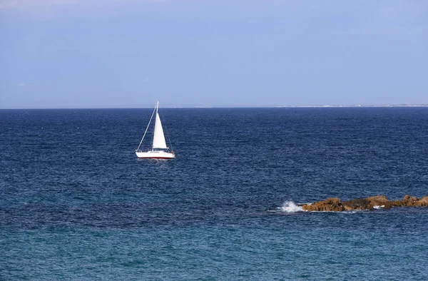 Samotny Żaglowiec Błękitnym Otwartym Morzu Apulia Włochy — Zdjęcie stockowe