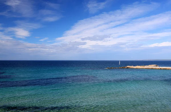 Velero Solitario Mar Abierto Azul Apulia Italia —  Fotos de Stock