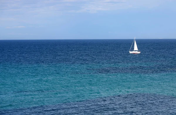 Одинокая Лодка Синем Открытом Море Апулии Италия — стоковое фото