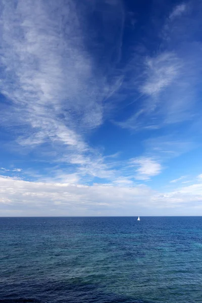 Einsames Segelboot Auf Blauem Offenen Meer Apulien Italien — Stockfoto