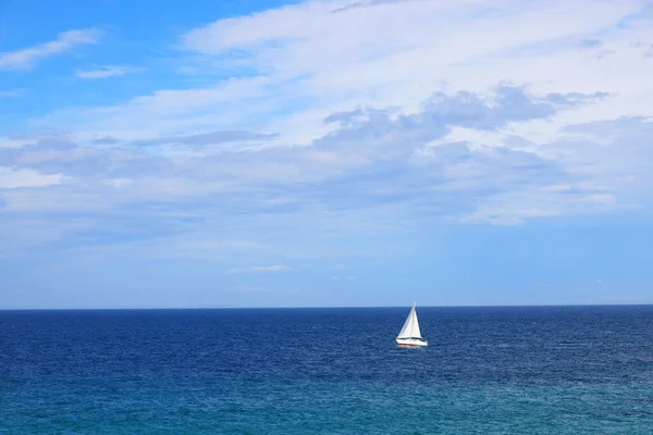 Einsames Segelboot Auf Blauem Offenen Meer Apulien Italien — Stockfoto