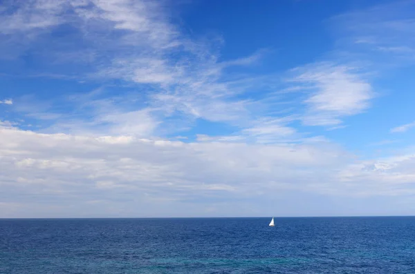 Barco Vela Solitário Mar Azul Aberto Apúlia Itália — Fotografia de Stock